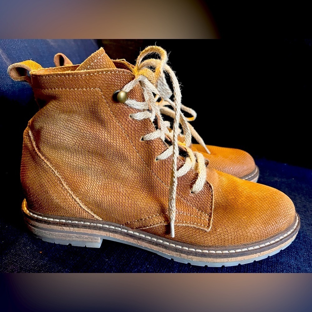 MJUS boots size 39